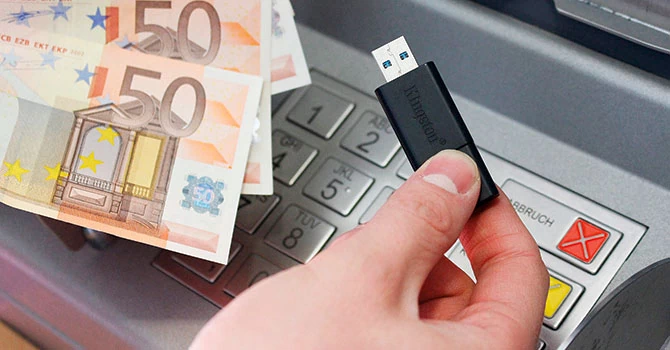 Jackpotting: Szkodnik przedostaje się do bankomatu przez USB, gdzie dezaktywuje wszystkie blokady. Sprawcy mogą bezproblemowo wyczyścić z pieniędzy cały sejf.