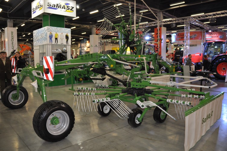 Tango jest połączeniem funkcjonalności zgrabiarek Z2-780 i DUO 680. Dużym atutem modelu ma być hydrauliczne składanie do transportu, co ułatwia przejazd po drogach publicznych. Szerokość transportowa nie
przekracza 3 metrów.