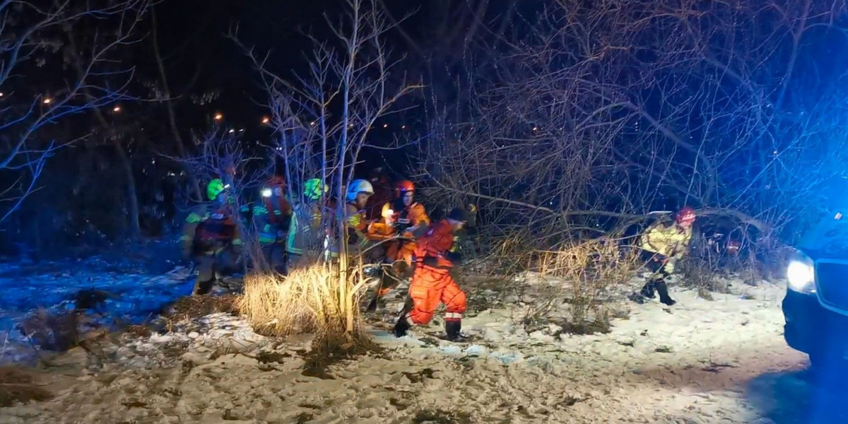 Bawili się na placu, ale to zimna toń ich zwabiła. Tragedia w Iławie. Nie żyje 8-latek.