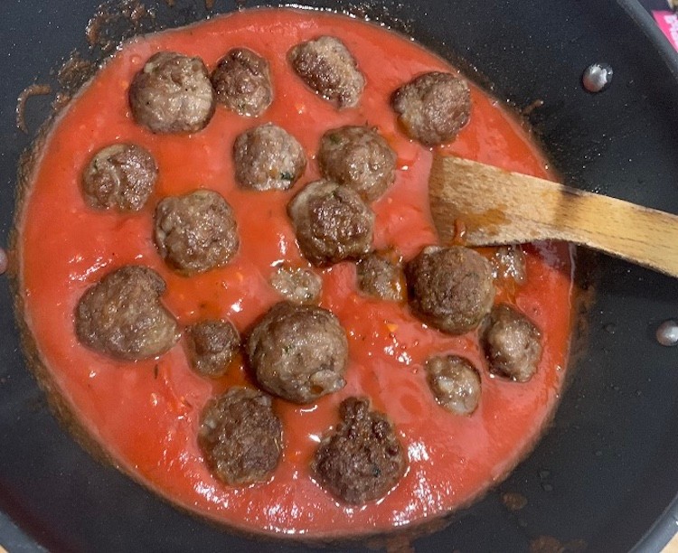 Postup receptu na špagety s mäsovými guľkami.