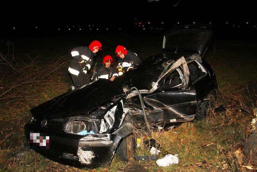 Przeżył wypadek i zawisł na drzewie