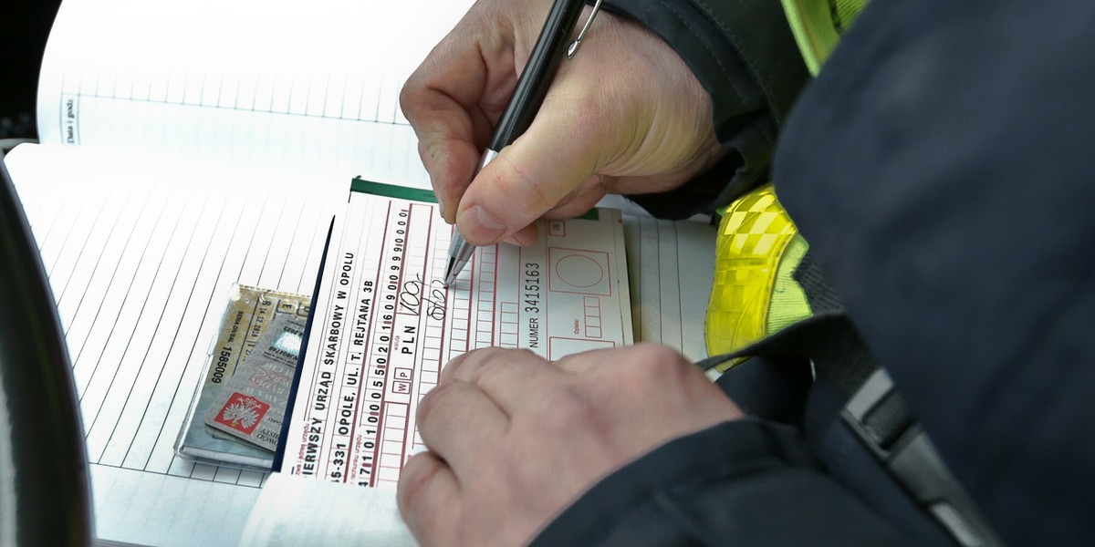 Mandatów policjani wystawiają mniej, za to na wyższe kwoty