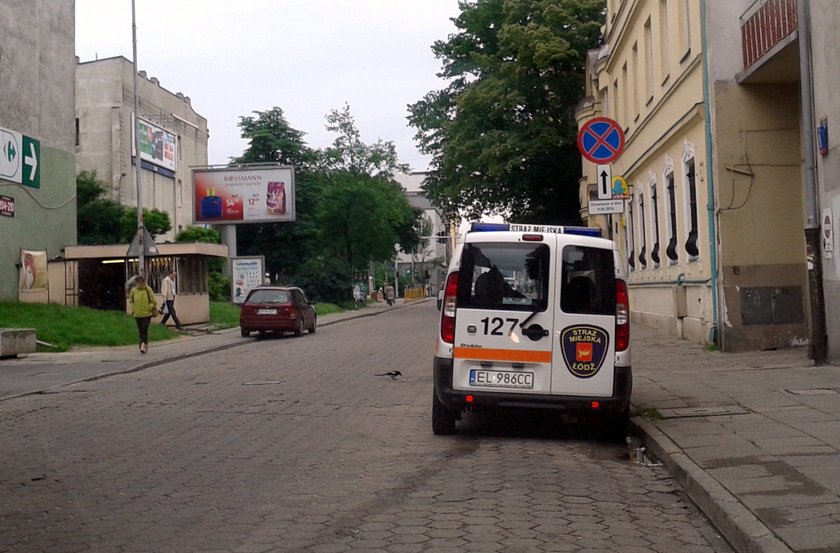 Radiowóz straży miejskiej pilnuje znaku zakazu zatrzymywania