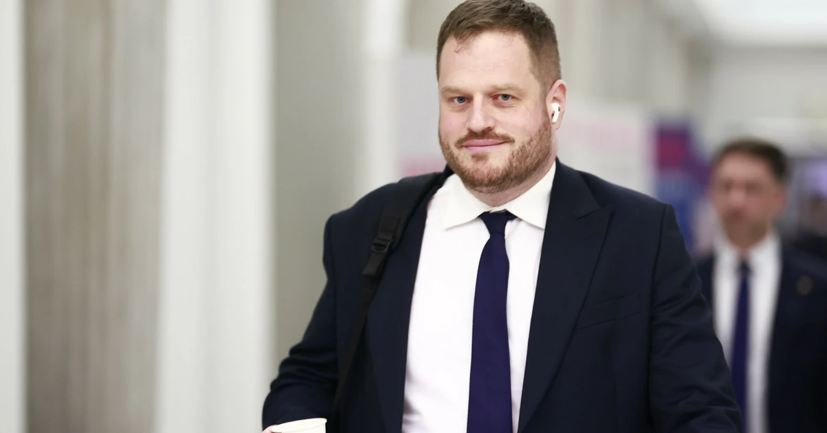 Dziennikarz chciał ubrać polityka w specyficzną czapkę z USA. Afera w studiu TVP Info