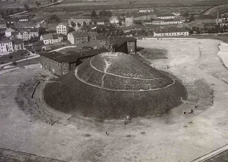 Prace archeologiczne na Kopcu Krakusa; Początek lat 30. XX w.