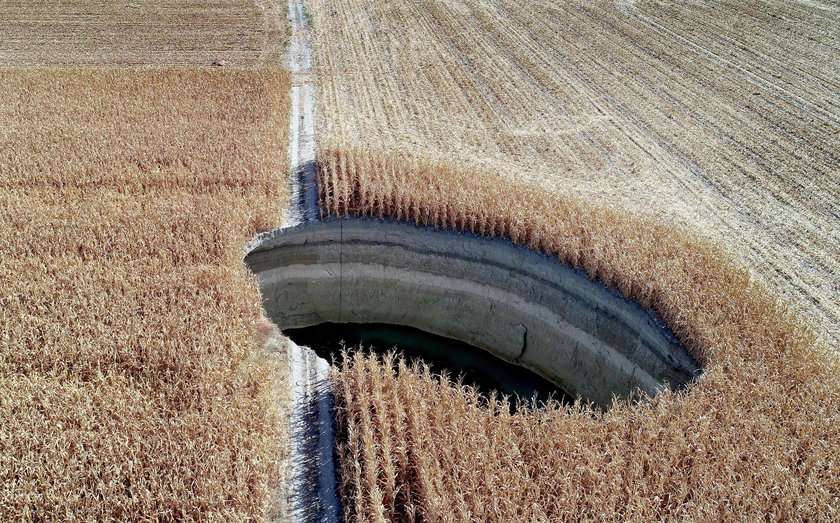 Tajemnicza dziura na polu kukurydzy. Skąd się wzięła?