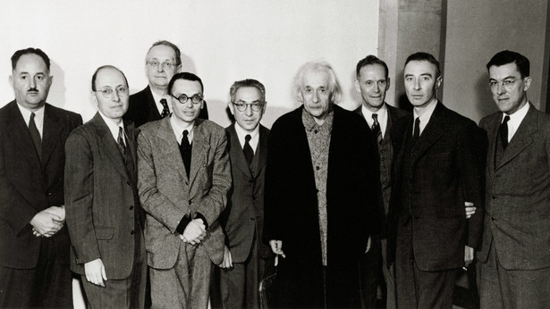 Joshua Oppenheimer (drugi od prawej) na 70. urodzinach Alberta Einsteina (czwarty od prawej)