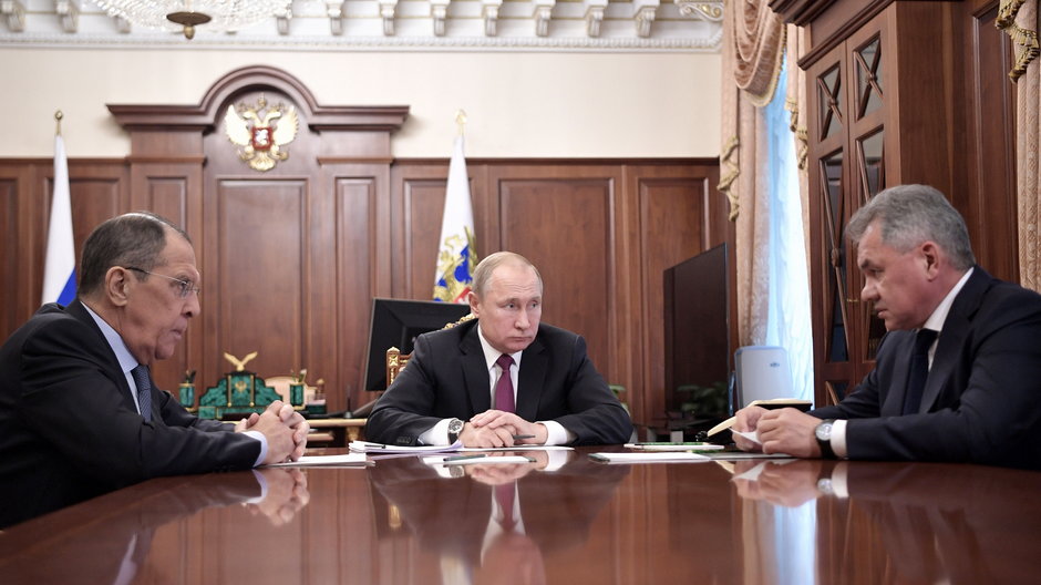 Minister spraw zagranicznych Federacji Rosyjskiej Siergiej Ławrow, Władimir Putin i minister obrony Siergiej Szojgu.