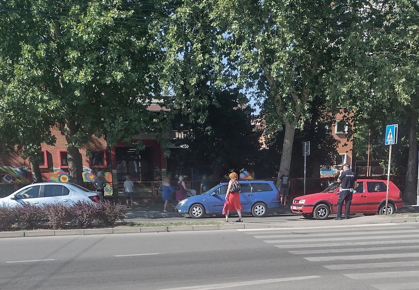 Automobil oborio majku sa bebom u kolicima 