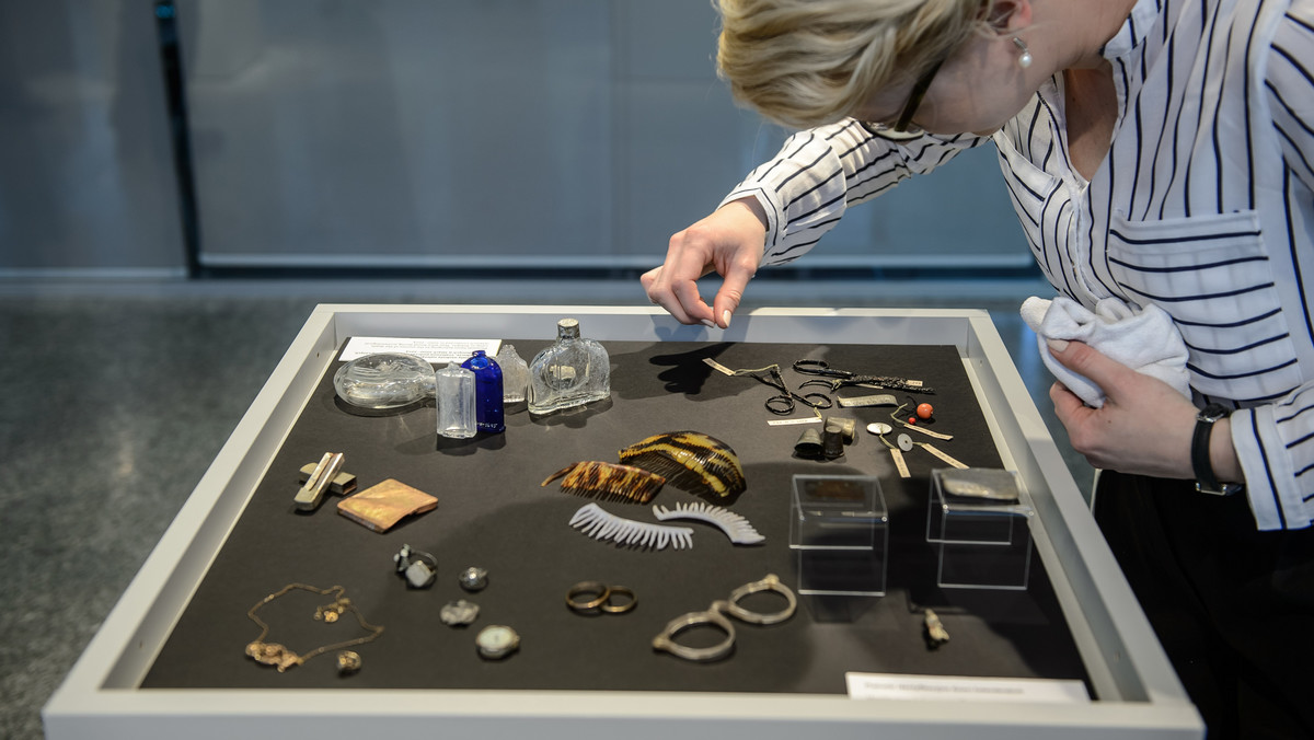 Blisko tysiąc przedmiotów – m.in. biżuterii, kluczy, okularów, sztućców – znalezionych podczas prac archeologicznych na terenie byłego obozu zagłady w Sobiborze poddano konserwacji. W obozie tym Niemcy zamordowali około 170 tys. Żydów.