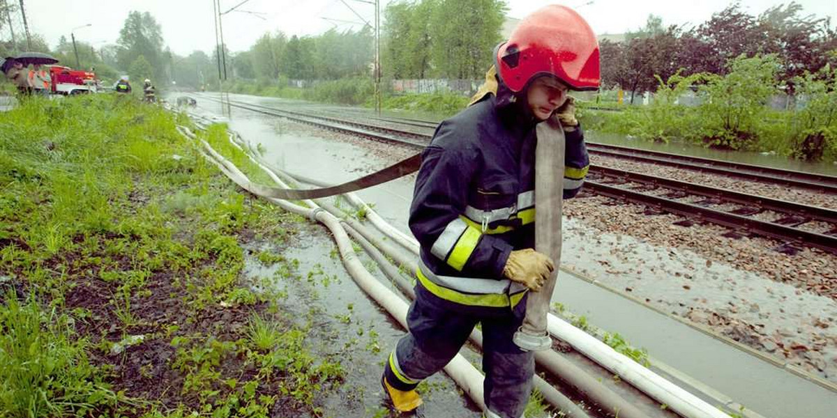 Woda zatrzymała pociągi i tramwaje