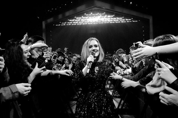 Adele zaśpiewała w hołdzie ofiarom zamachów w Brukseli. WIDEO