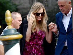 Co się dzieje z jej twarzą? 59-letnia Michelle Pfeiffer nie rozstaje się z okularami zasłaniającymi pół twarzy. FOTO