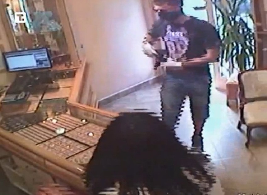 Razbojnik sa maskom na licu tokom pljačke zlatare