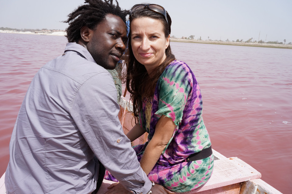 Joanna Wieczorek-Dieng z mężem Ousmanem nad Lac Rose Retba (jeziorem różowym)