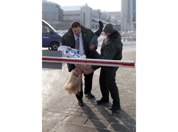 Ochraniarze Gazpromu czuli się wyraźnie zakłopotani, szarpiąc się z roznegliżowanymi dziewczynami