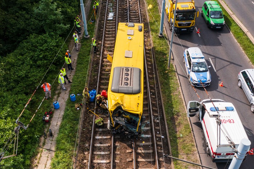 23-letni kierowca autobusu odbił w prawo i znalazł się torach tramwajowych