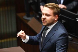 Rzecznik SP: Unijny zakaz rejestracji samochodów spalinowych jest sprzeczny z polskim interesem