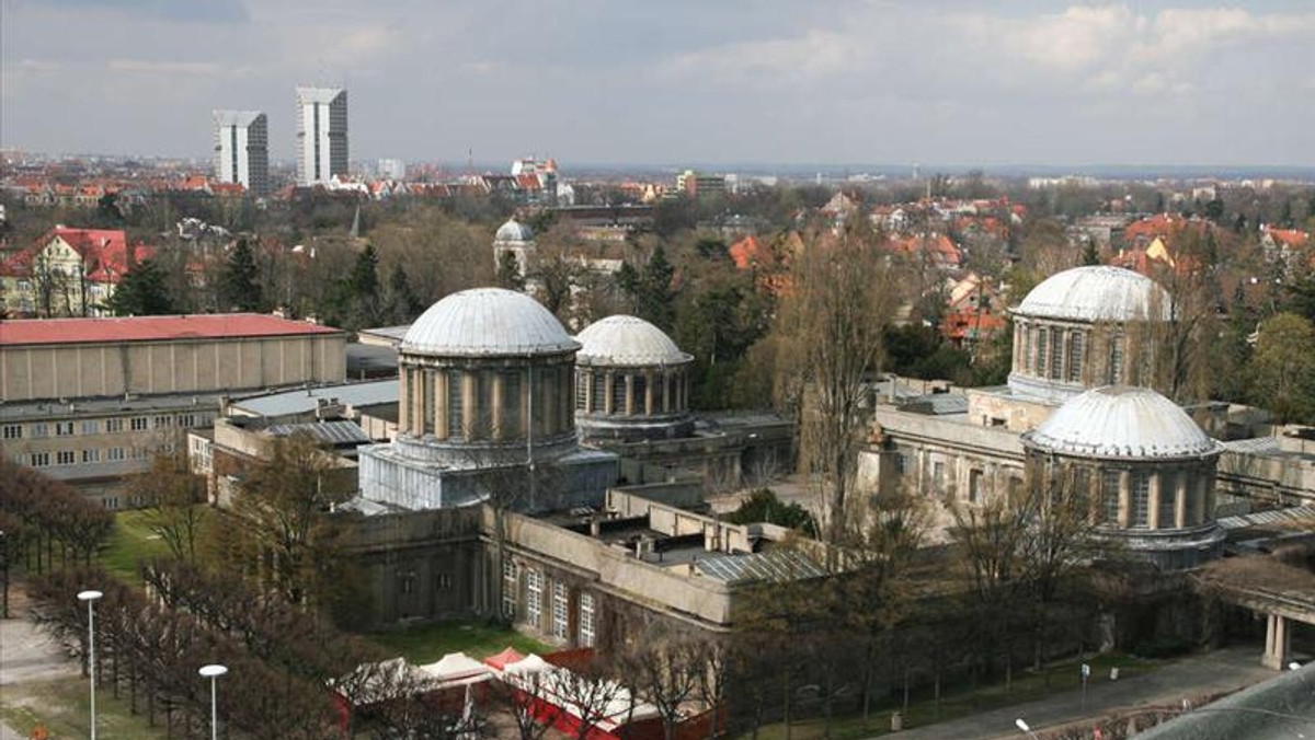 Zabytkowy Pawilon Czterech Kopuł, tuż przy Hali Stulecia, wreszcie doczeka się remontu. Stuletni obiekt od lat popadał w ruinę i już od dawna prosił się o gruntowny lifting. Po zakończeniu robót powstanie tam Muzeum Sztuki Współczesnej.