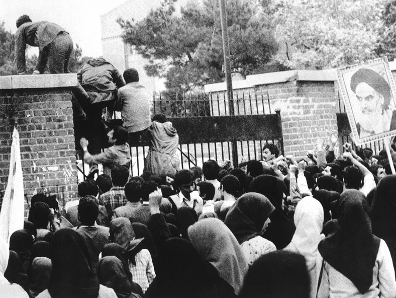 Irańczycy szturmują ambasadę USA w Teheranie. 4 listopada 1979 r.