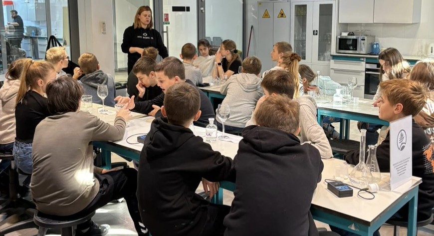 Zadaniem uczniów jest przygotowanie pracy zespołowej na temat rozwiązań przeciwdziałających emisji dwutlenku węgla i cząstek stałych do atmosfery - z uwzględnieniem najbliższego otoczenia szkoły. 