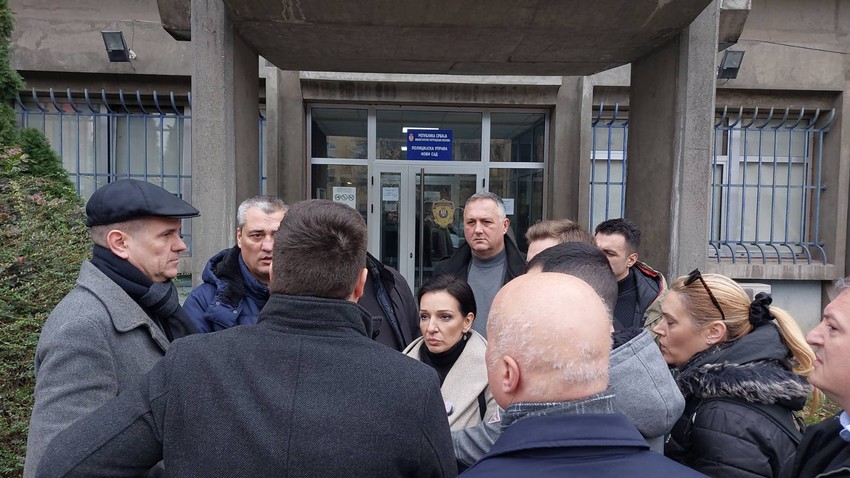 Predstavnici opozicije ispred zgrade MUP u Novom Sadu