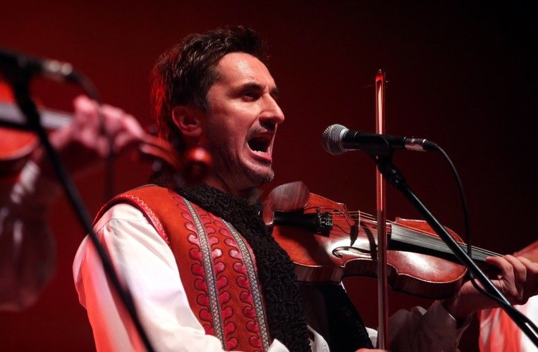 Sebastian Karpiel-Bułecka podczas koncertu 'Oprócz Błękitnego Nieba'