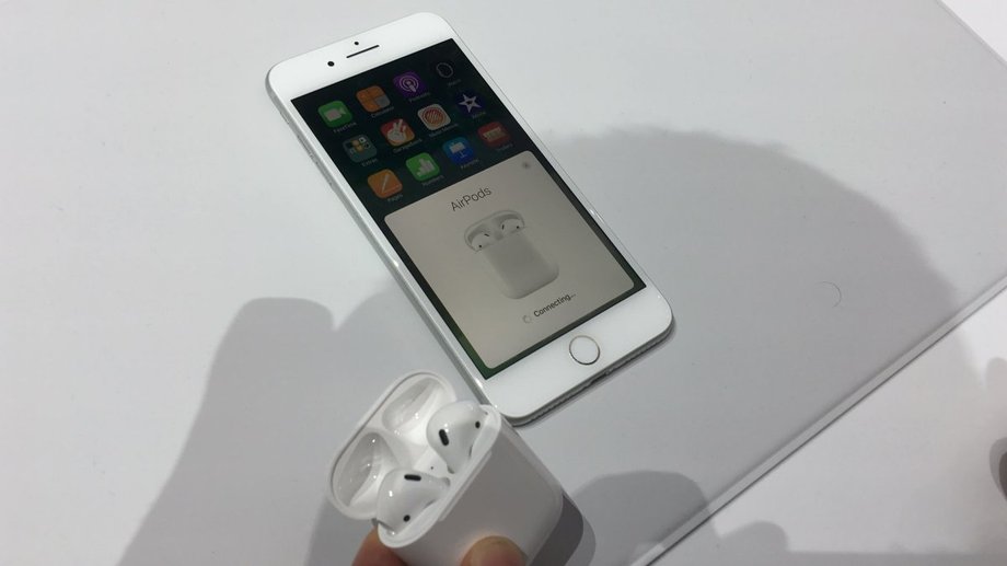 Faktycznie, by połączyć iPhone i AirPods wystarczy otworzyć pudełko. To dobra zmiana - nie trzeba będzie przeklikiwać się przez opcje ustawień