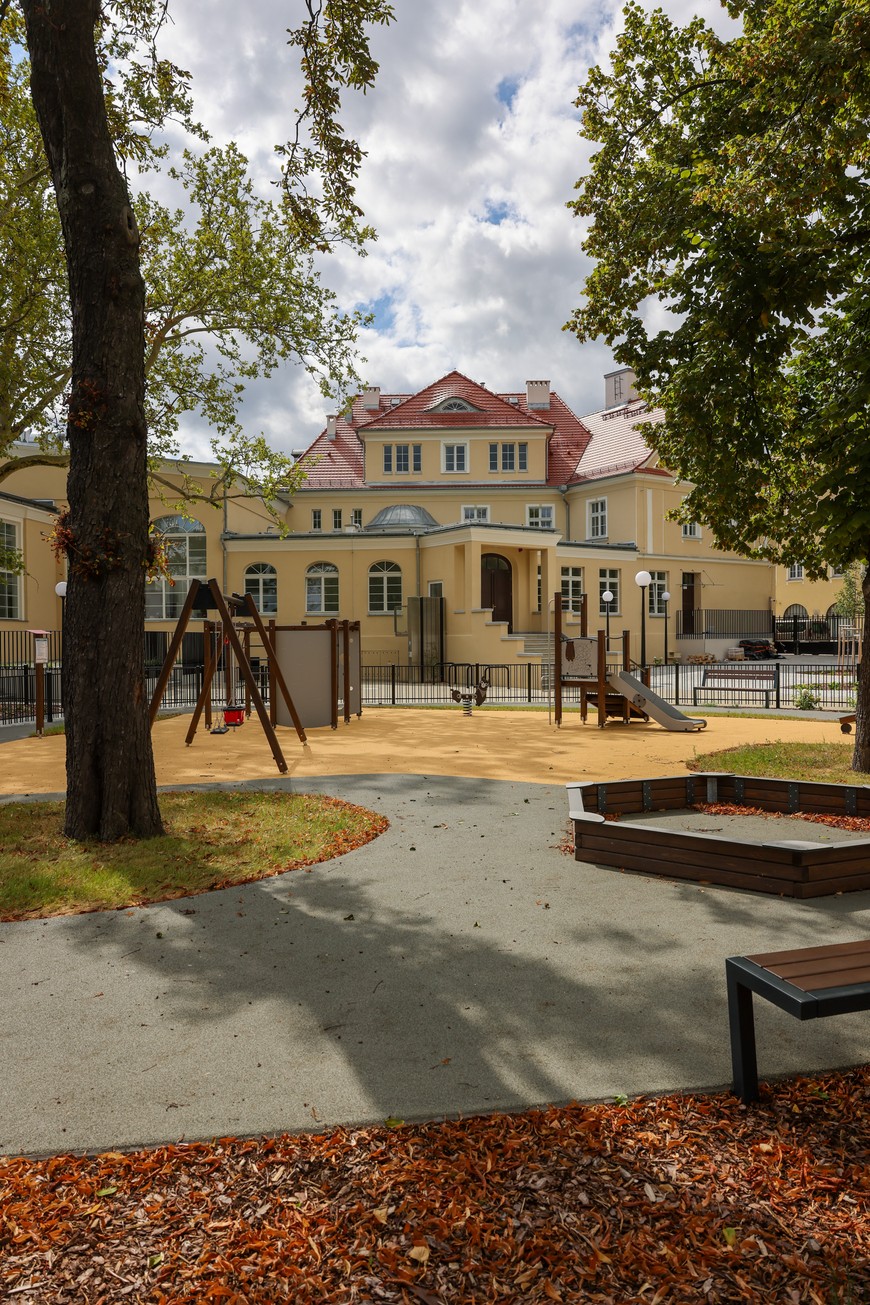 Piękny plac zabaw w otoczeniu zieleni