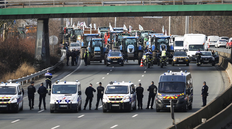 Óriási káosz Franciaországban: traktorokkal vonultak a gazdák az autópályákra és lezárták az utakat / Fotó: MTI EPA /