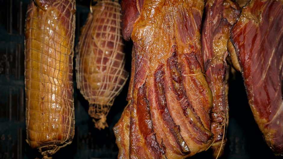 W wędzarni gazowej można przygotować każdy rodzaj mięsa - Filip Olejowski/stock.adobe.com
