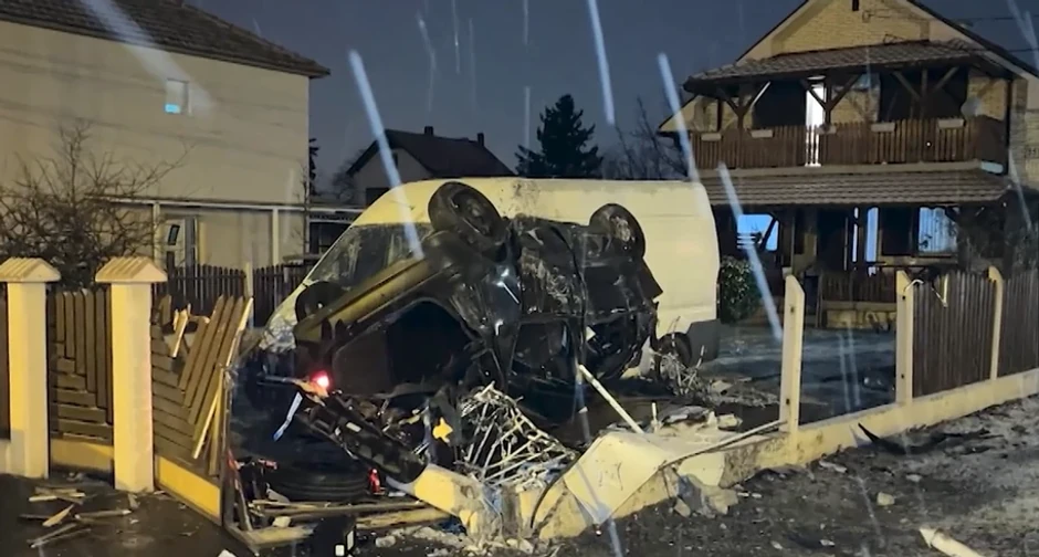 Ilegalne trke u Sremčici, slupan automobil, oštećena ograda