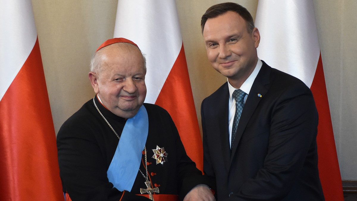 Prezydent Andrzej Duda wręczył dziś Order Orła Białego kard. Stanisławowi Dziwiszowi. - Całe dotychczasowe życie kard. Dziwisza było znamienitą zasługą dla Polski - przekonywał prezydent. Dziwisz powiedział, że przyjmuje Order z należytym wzruszeniem.