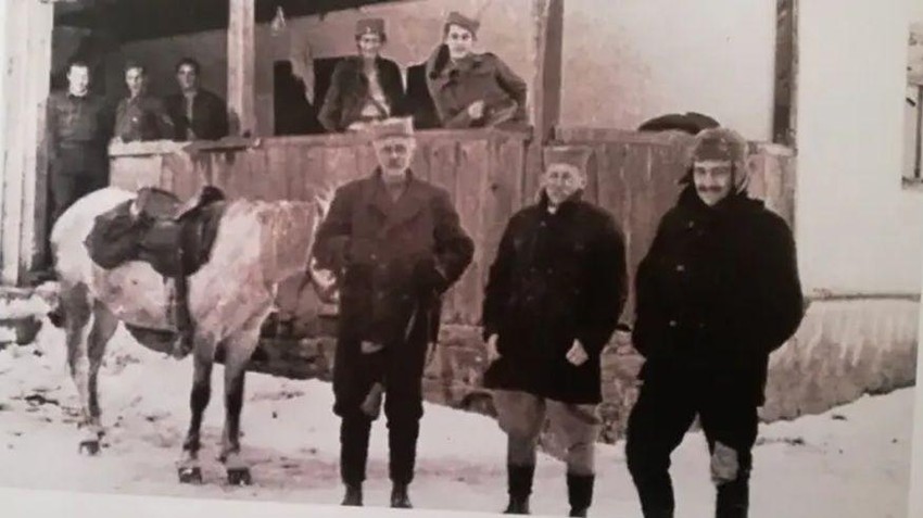 Britanski oficiri u seljačkim odelima, fotografija sa izložbe 2021. | Foto: Imperijalni ratni muzej London - BBC