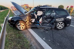 Zderzenie samochodu z karetką w Gnieźnie. Wśród poszkodowanych są dzieci