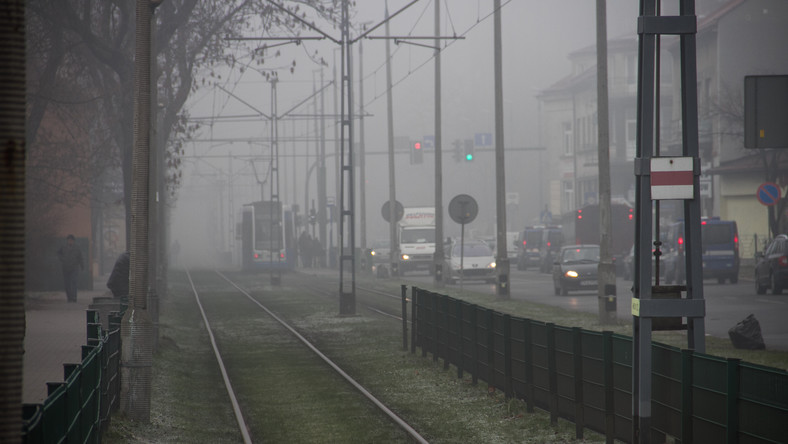 Dziś w Krakowie kierowcy będą mogli podróżować komunikacją miejską bezpłatnie. Wszystko z powodu dużego zanieczyszczenia powietrza. To już trzeci dzień z rzędu, kiedy z powodu smogu, władze miasta decydują się na wprowadzenie darmowych przejazdów autobusami i tramwajami.