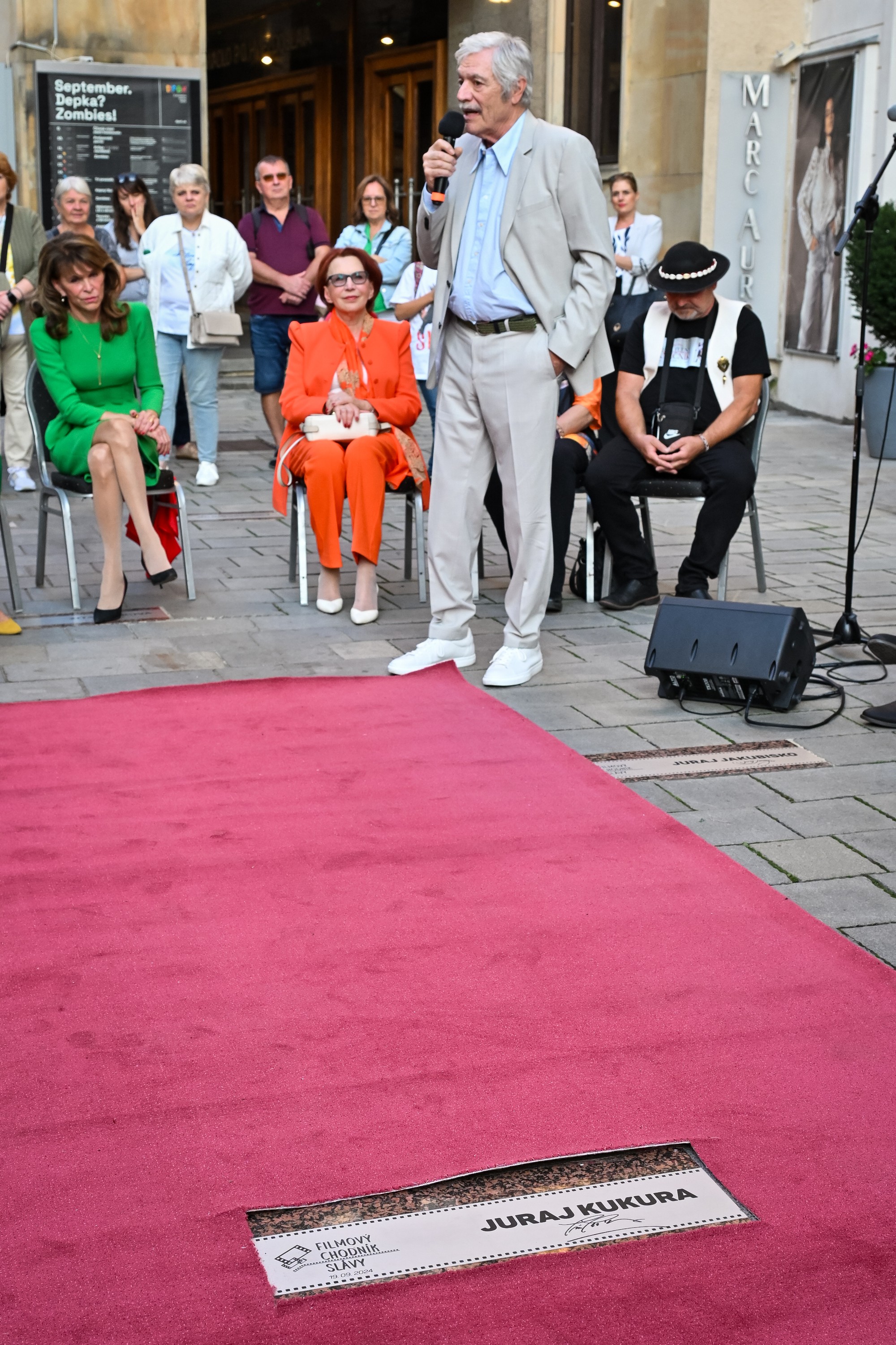 Na Filmovom chodníku slávy pred Divadlom Pavla Országha Hviezdoslava (DPOH) v Bratislave odhalili pamätnú dlaždicu Juraja Kukuru.