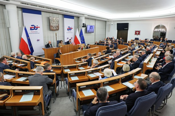 Senatorowie na sali obrad Senatu w Warszawie.