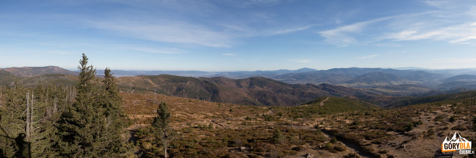 Panorama z wieży na Baraniej Górze: od lewej Skrzyczne (1257 m), Magurka Radziechowska (1108 m) i Glinne (1034 m), a za nimi na horyzoncie pasmo Beskidu Małego. Centralnie Babia Góra (1725 m), Romanka (1366 m), Pilsko (1557 m), grań Lipowskiego Wierchu ( 1324 m) i daleko na horyzoncie Tatry
