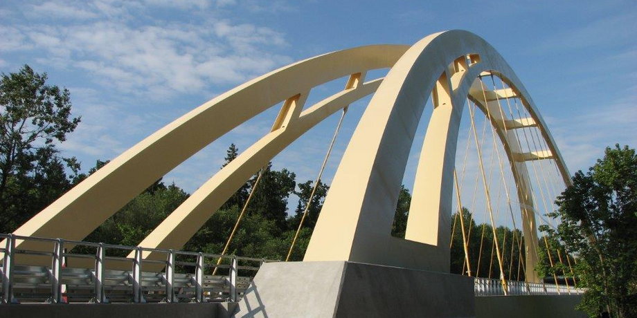 Wytwór, dostawa, antykorozja i montaż stalowej konstrukcji mostu zespolonego w Grzechotkach.