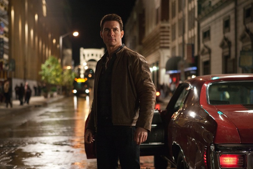 Głównym bohaterem "Jednego strzału" jest żandarm Jack Reacher (w tej roli Tom Cruise), zostaje wplątany w sprawę zabójstwa pięciu osób. Snajper, który za tym stoi, zostaje pobity do nieprzytomności i nie może przekazać Reacherowi cennych informacji. Wojskowy postanawia samodzielnie rozwiązać zagadkę