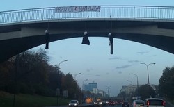 Kukły wisielców nad Trasą Łazienkowską. "Prawica nam zwisa"
