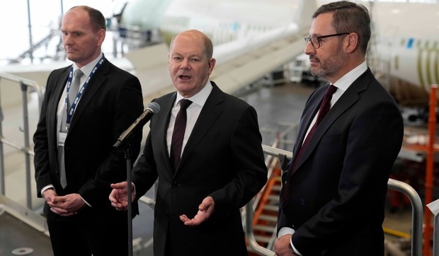 Olaf Šolc u poseti fabrici aviona Elbe u Drezdenu 29. februara