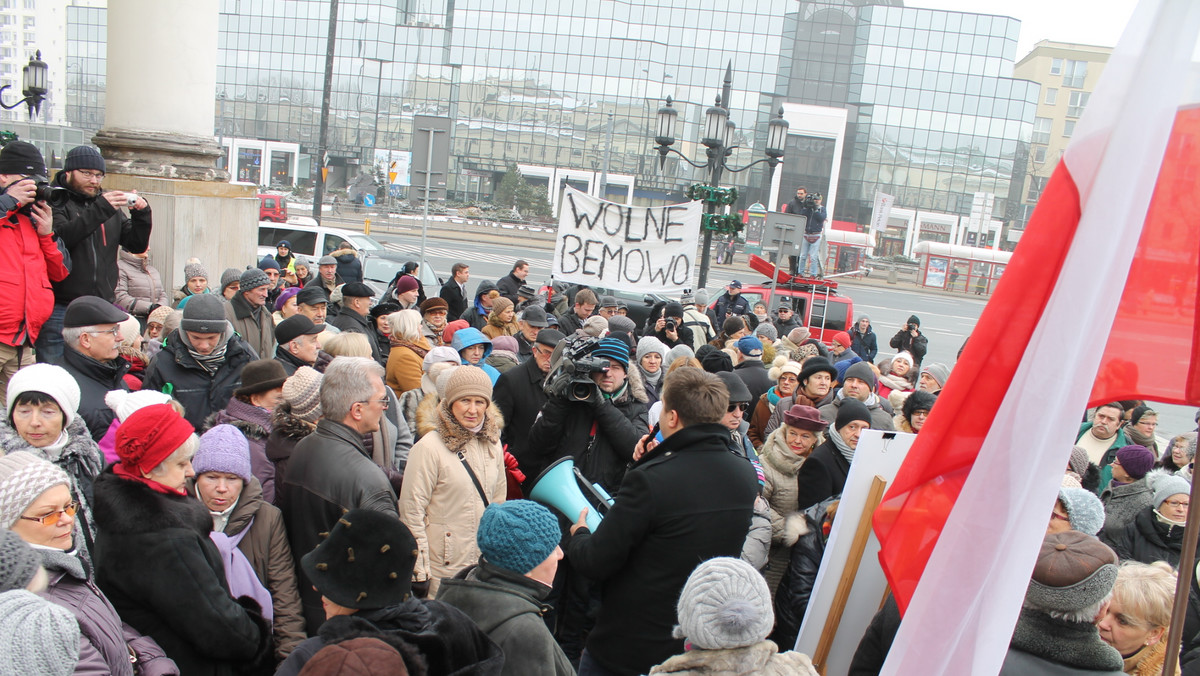 "Wolne Bemowo!" i "Chcemy zajęć!" - takie okrzyki można było usłyszeć w poniedziałek pod warszawskim ratuszem. Mieszkańcy tej dzielnicy zorganizowali manifestację, bo obawiają się, że zlikwidowane zostaną darmowe zajęcia prozdrowotne. - Władze stolicy kwestionują ich zasadność - grzmi burmistrz Bemowa. - To wprowadzanie ludzi w błąd. Zajęcia będą, ale w innej formie, niż proponują władze dzielnicy - odpowiada Ratusz.