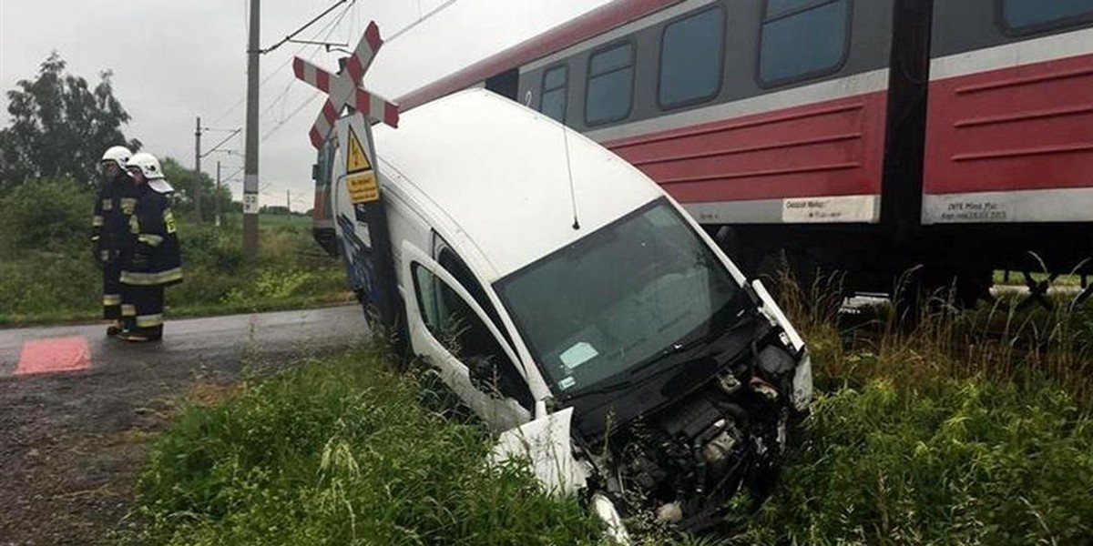 Zderzenie peugeota z pociągiem relacji Bielsko-Biała - Wadowice