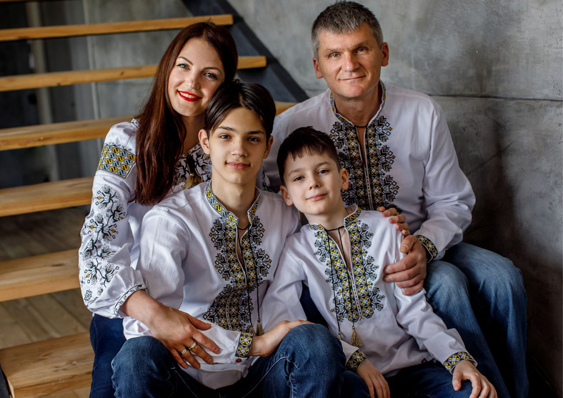 Iana Lutska z mężem i synami