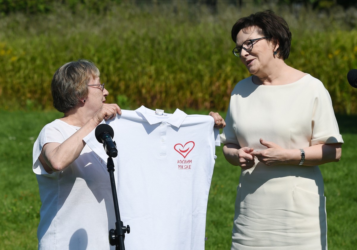 Premier Ewa Kopacz podczas konferencji prasowej podarowała Ewie Siemińskiej koszulkę z napisem "Kocham Polskę"