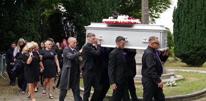 Matka Archiego Battersbee urządziła urodziny na jego grobie. Były skargi na głośną muzykę na cmentarzu