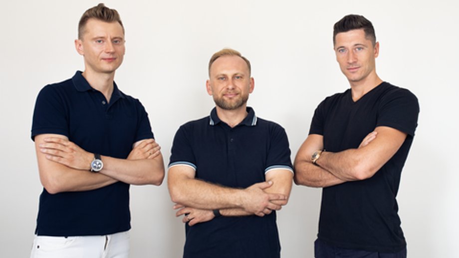 Od lewej: Dawid Urban - przedsiębiorca i inwestor, Michał Wroczyński - CEO Samurai Labs oraz Robert Lewandowski.