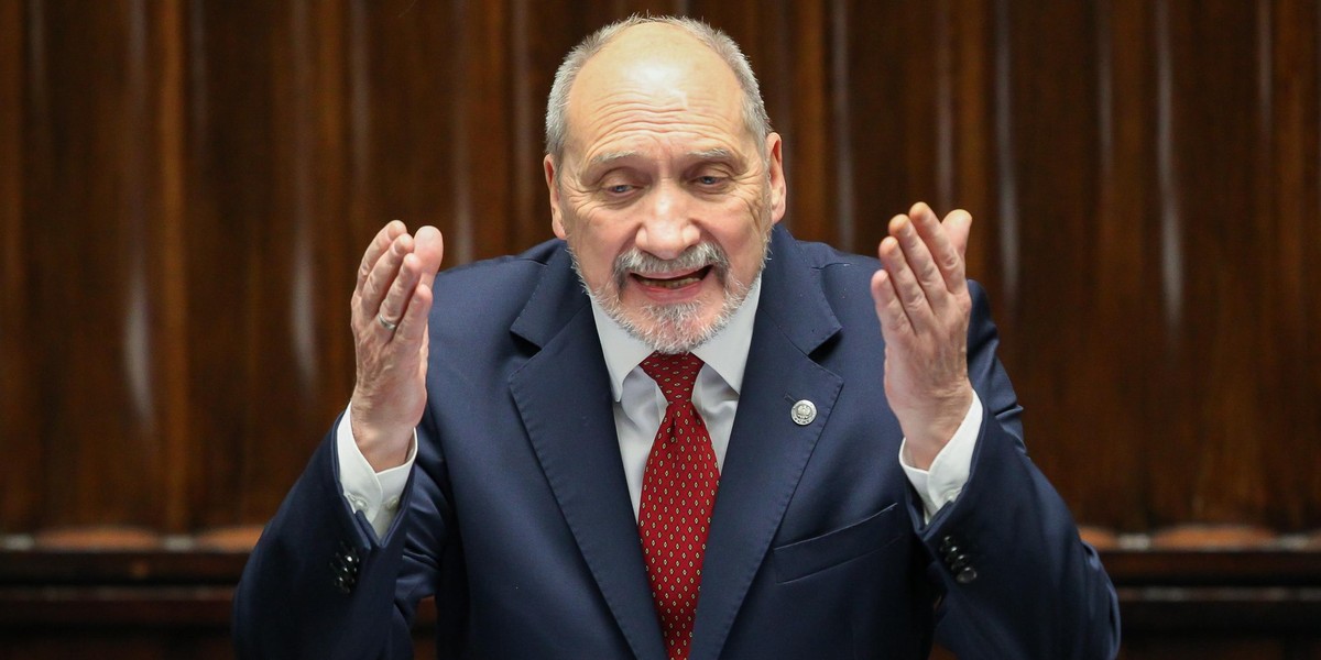 Macierewicz zamienił komisję smoleńską w komedię!